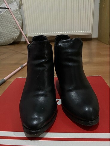 Kısa topuklu siyah bot