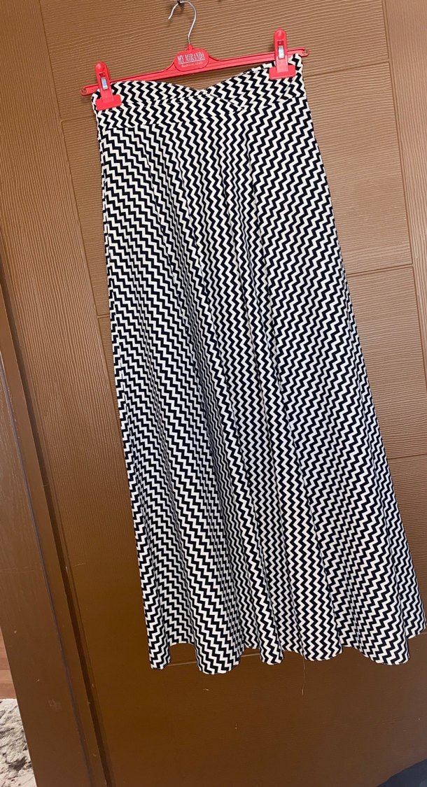 Kadın Siyah Beyaz Zebra Desenli Piliseli Uzun Etek - Görsel 3