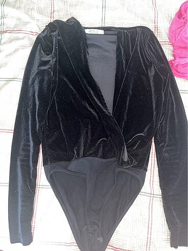 Kadife siyah çıtçıtlı body
