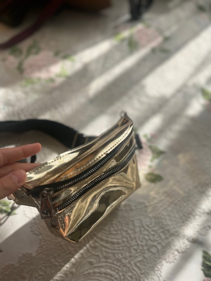 Altın Renkli Deri Bel Çantası - Görsel 2