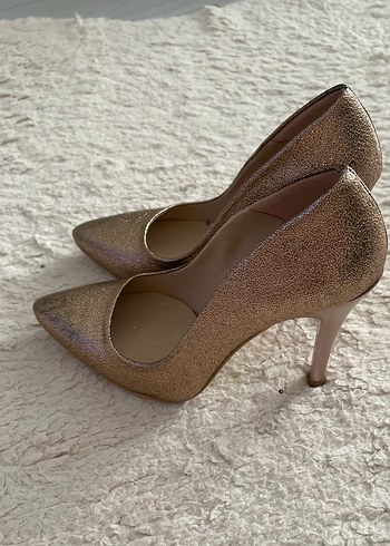 Diğer Altın Rengi Parlak Deri Stiletto