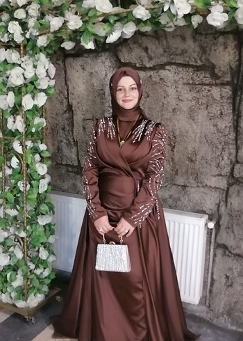 Uzun Kollu Parlak Kahverengi Tesettür Abiye - Görsel 6
