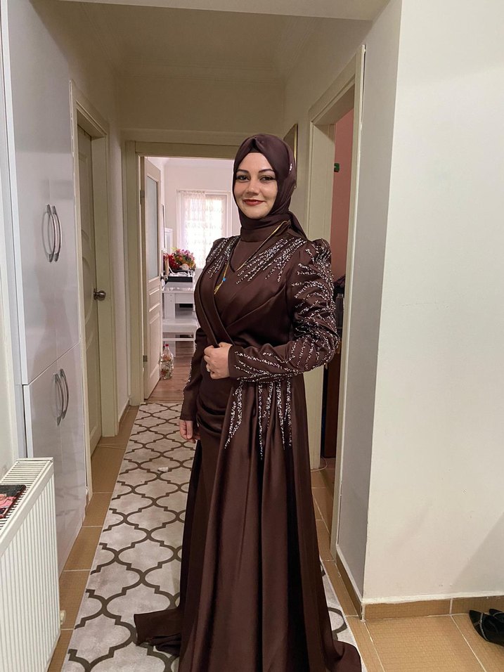 Uzun Kollu Parlak Kahverengi Tesettür Abiye - Görsel 3