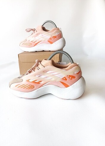 37 Beden Adidas Yeezy Spor Ayakkabı