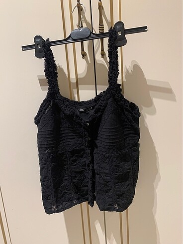 zara işlemeli askılı üst