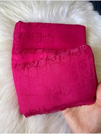 Pembe jakar şal kayma yapmaz çok rahat