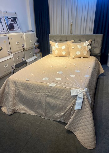 Nakışlı Beyaz Yatak Örtüsü - Görsel 3