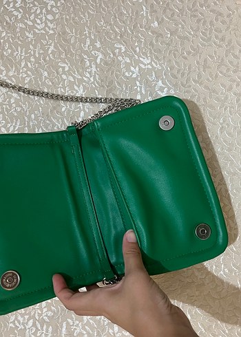 Beden Zincir Detaylı Parlak Yeşil Deri Kadın Çanta
