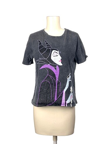 Stradivarius T-shirt %70 İndirimli.