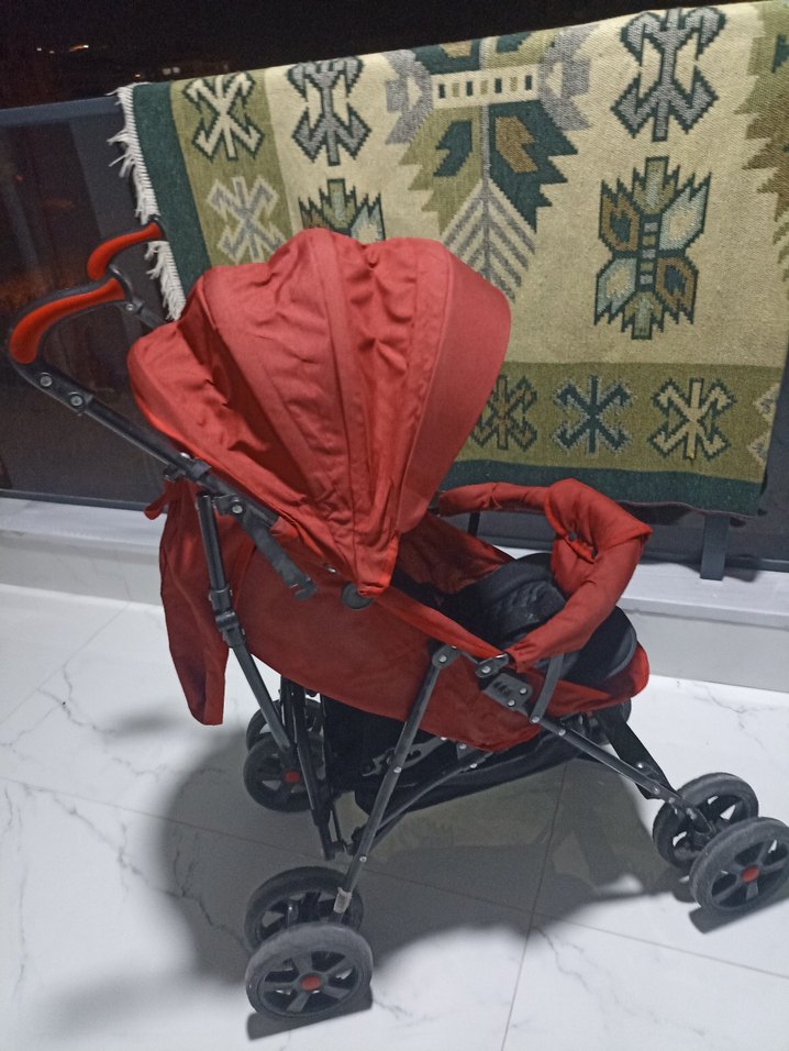 Kırmızı Bebek Arabası - Görsel 2