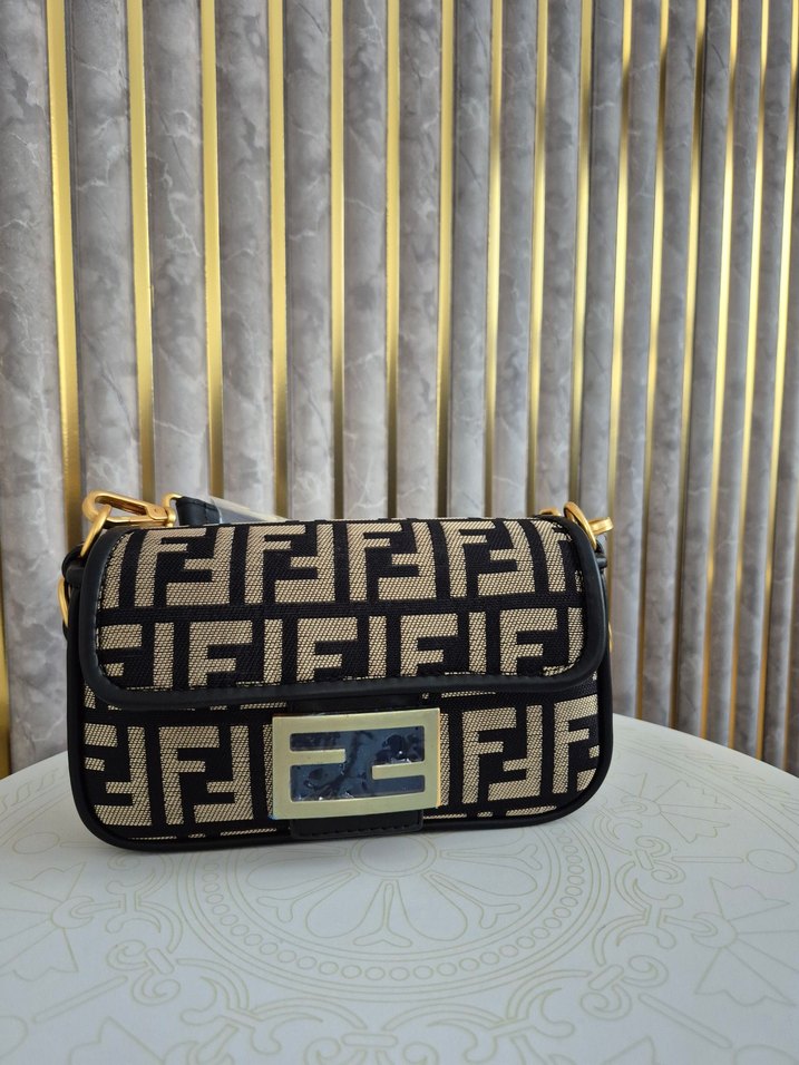 Kahverengi Zebra Desenli Fendi Tokalı Kadın Çanta - Görsel 3