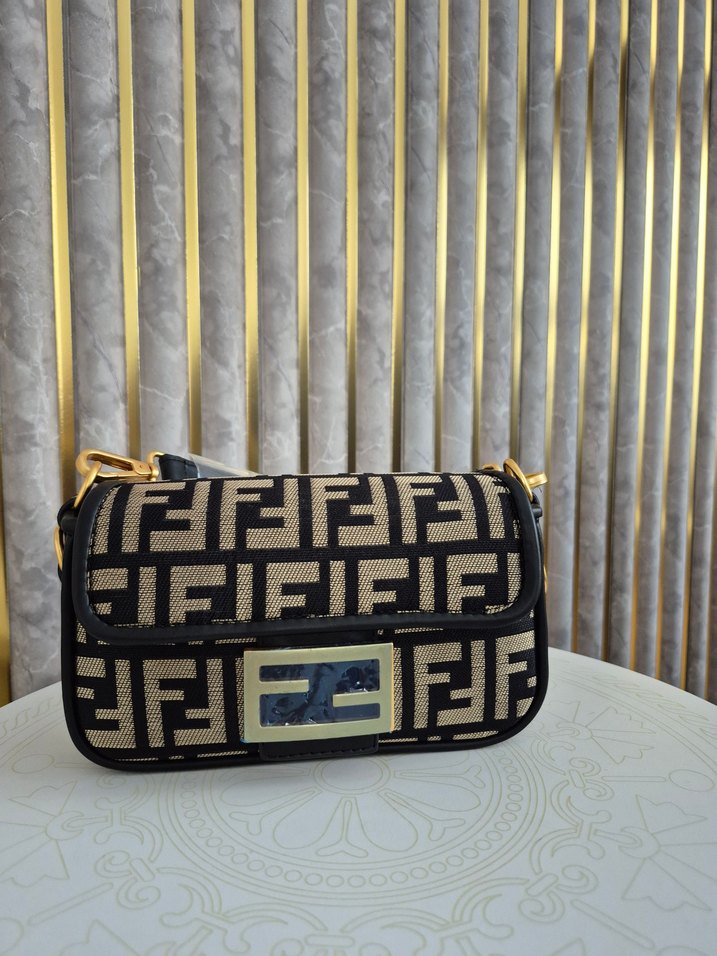 Kahverengi Zebra Desenli Fendi Tokalı Kadın Çanta - Görsel 2