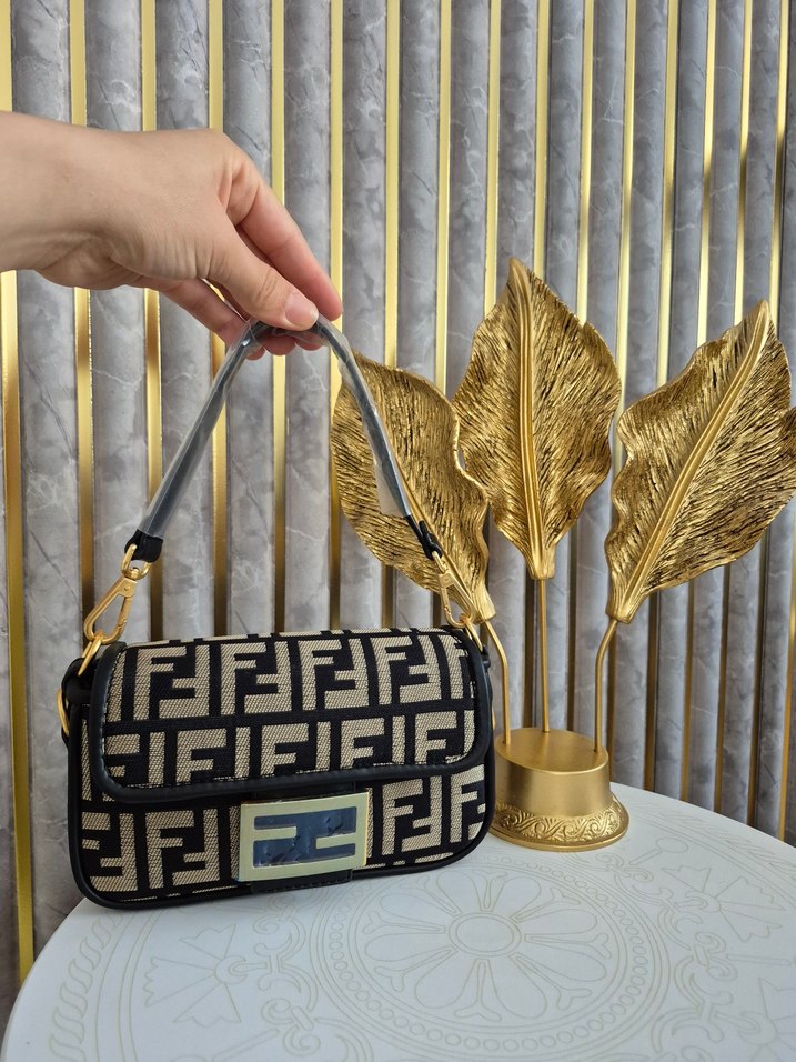 Kahverengi Zebra Desenli Fendi Tokalı Kadın Çanta - Görsel 4