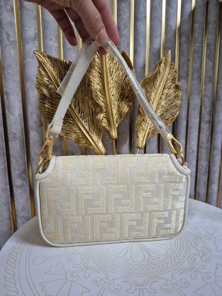 Krem Fendi Boguette Mini Zincir Detaylı  Kadın Çanta - Görsel 5
