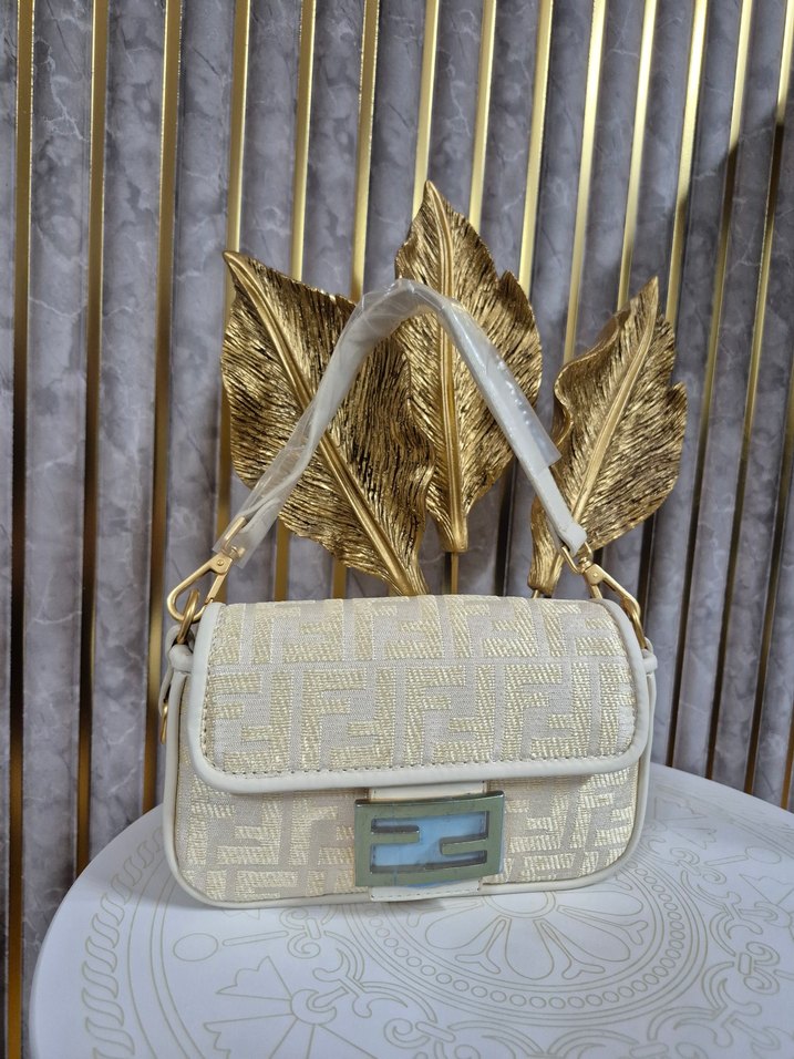 Krem Fendi Boguette Mini Zincir Detaylı  Kadın Çanta - Görsel 4