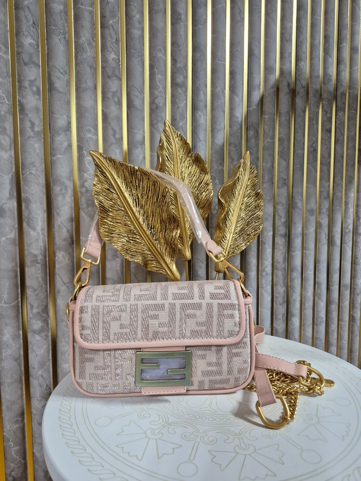 Fendi Boguette Mini Zincir Detaylı Pembe Modern Klasik Çanta - Görsel 4