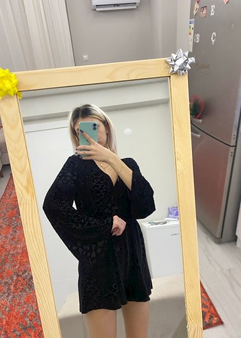 V Yaka Şortlu Elbise - Görsel 2