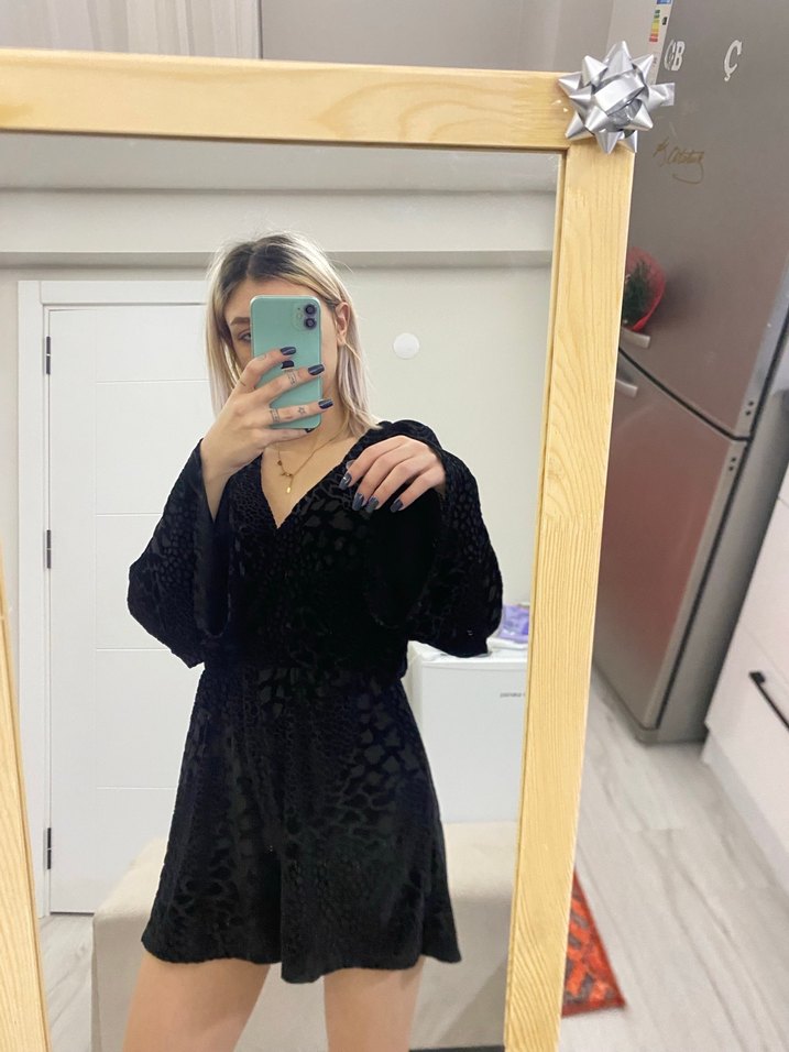 V Yaka Şortlu Elbise - Görsel 5