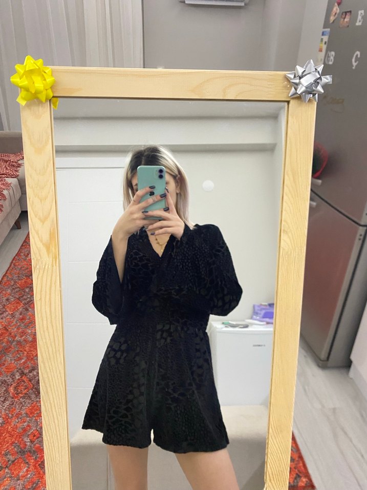 V Yaka Şortlu Elbise - Görsel 4