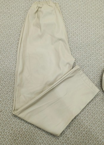 Zincir Detaylı Bej Deri Kadın Gömlek ve pantolon - Görsel 3