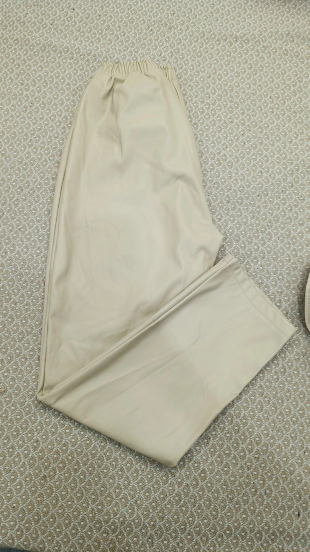 Zincir Detaylı Bej Deri Kadın Gömlek ve pantolon - Görsel 3