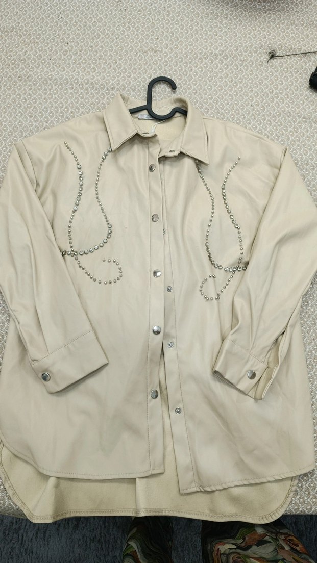 Zincir Detaylı Bej Deri Kadın Gömlek ve pantolon - Görsel 2