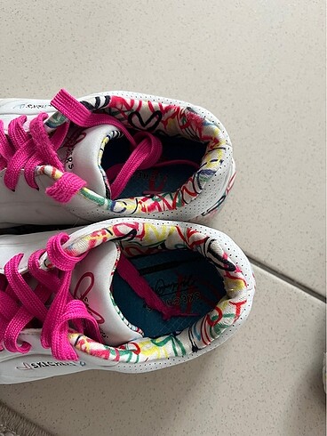 34 Beden beyaz Renk Skechers ayakkabı 34