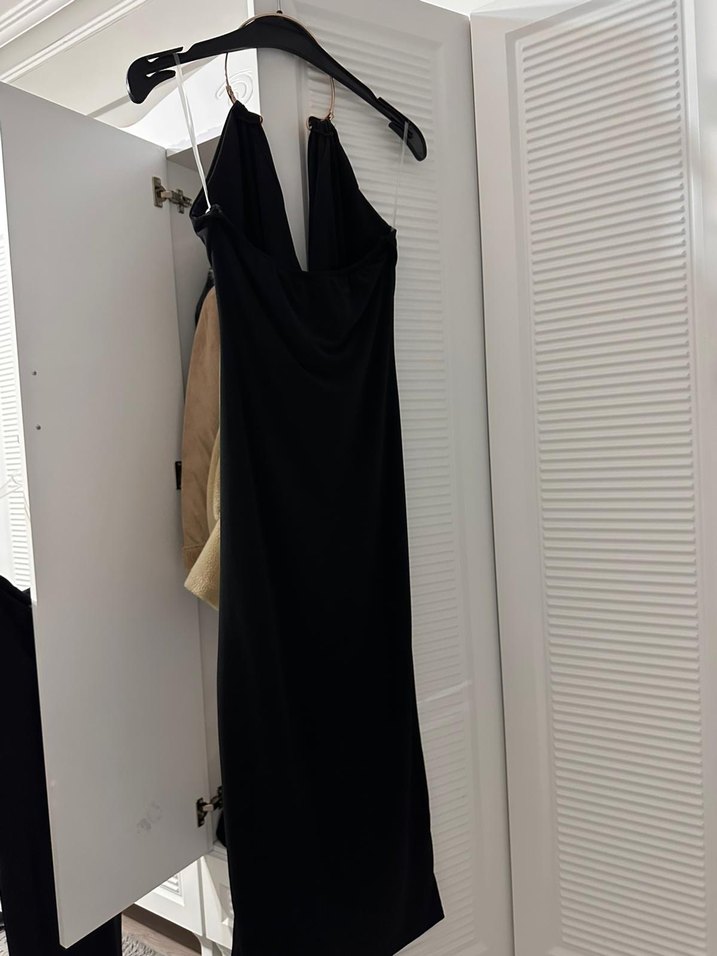 Siyah Uzun Drapeli boyun aksesuarlı Elbise - Görsel 4