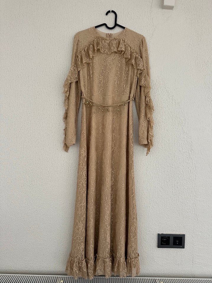 Bej Renkli Uzun Fırfırlı Kupür tesettür Elbise - Görsel 4