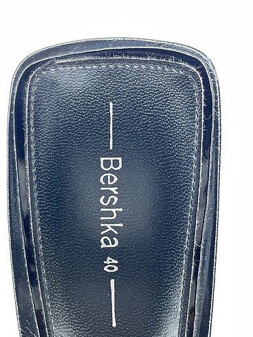 40 Beden siyah Renk Bershka Terlik %70 İndirimli.