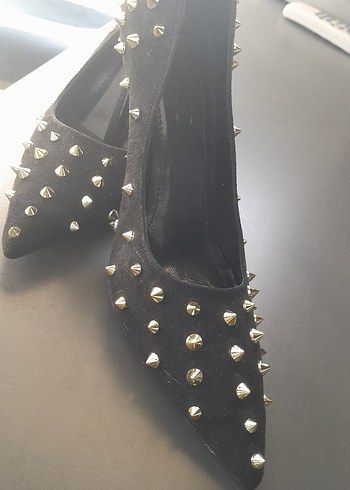 39 Beden Sivri Burunlu Zımbalı Siyah Stiletto