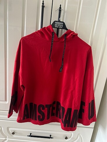 Kırmızı yazılı sweatshirt