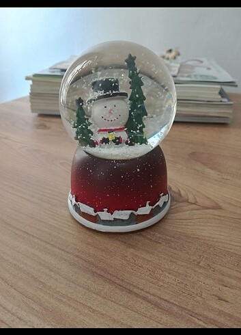 Pilli ve müzikli kar küresi