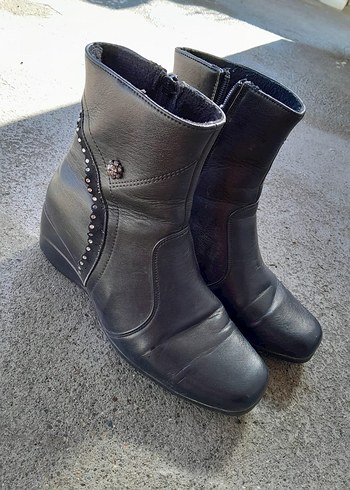 Tokalı Siyah Deri Biker Kadın Bot