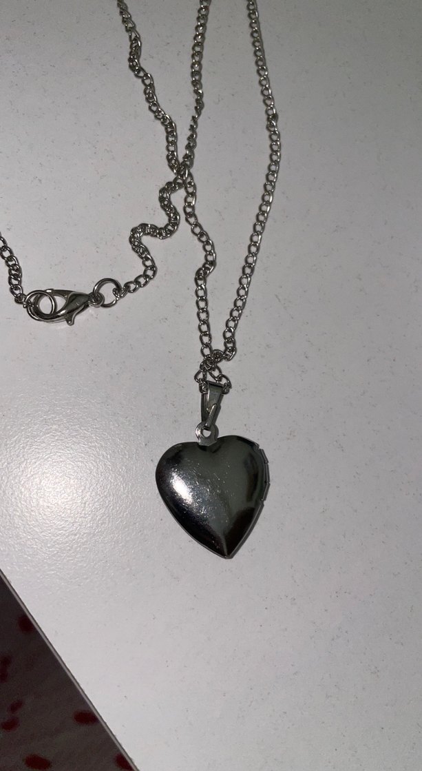 Gümüş renkli çelik açılır kapanır Kalpli Kolye - Görsel 4