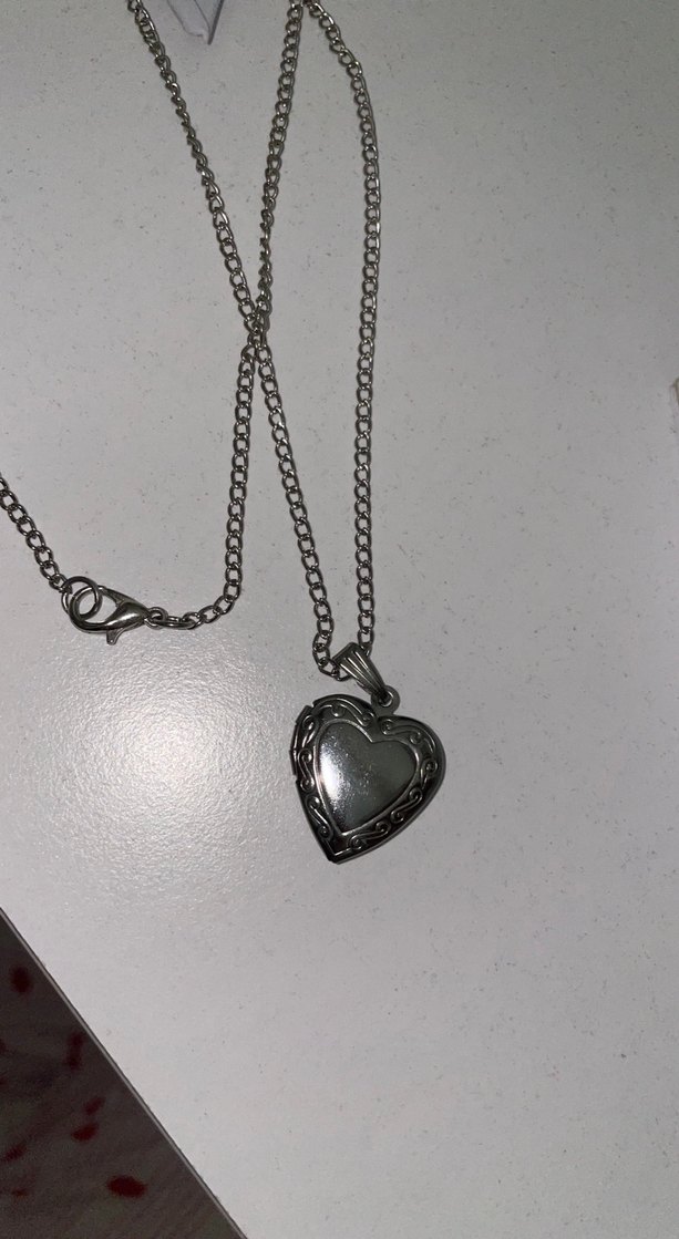 Gümüş renkli çelik açılır kapanır Kalpli Kolye - Görsel 3