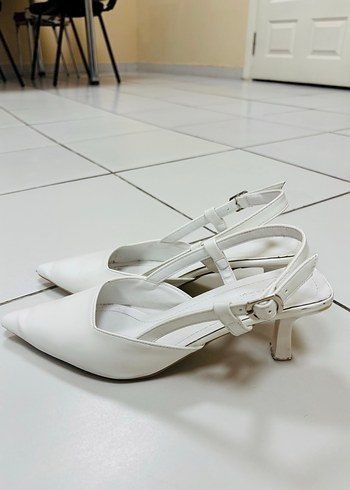 39 Beden Beyaz Tokalı Stiletto