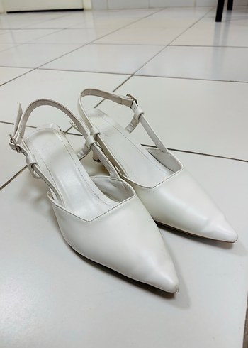 Diğer Beyaz Tokalı Stiletto
