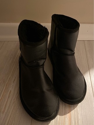 37 Beden Siyah Ugg