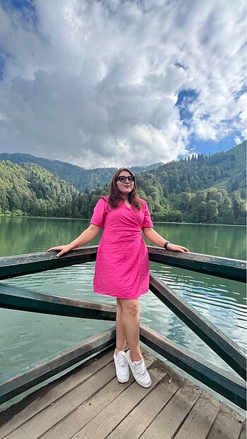 Pembe elbise
