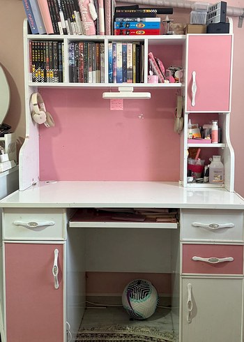 Pembe Raflı ve Dolaplı Çalışma Masası