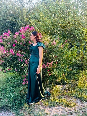 Zümrüt yeşili saten uzun kuyruklu elbise