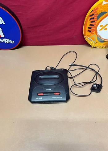 Siyah Sega 16-Bit Oyun Konsolu