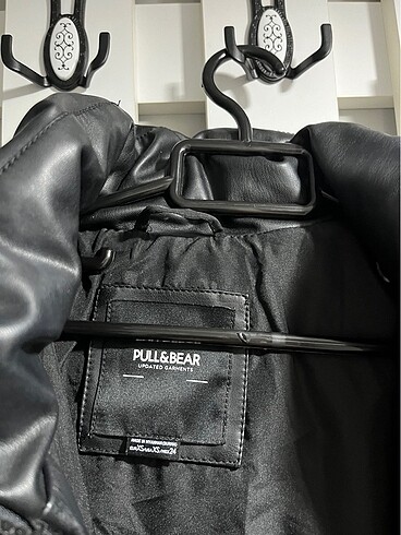 xs Beden siyah Renk pull and bear kapüşonlu suni deri mont xs beden