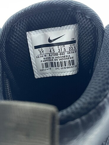 37,5 Beden siyah Renk Nike Bot %70 İndirimli.