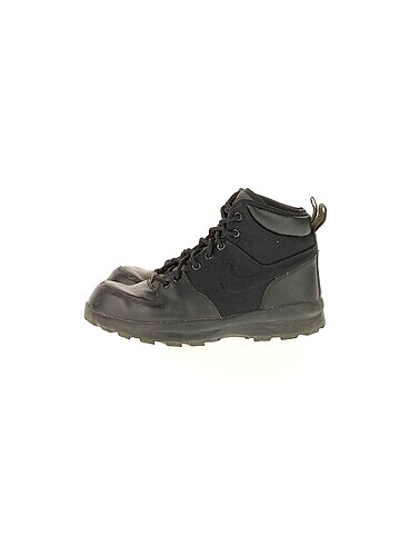 Nike Bot %70 İndirimli.