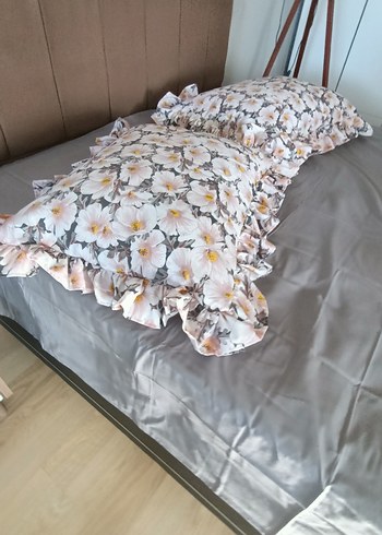 Bej Gri Çiçek Desenli Fırfırlı Yastık Kılıfı - Görsel 5