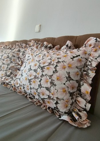 Bej Gri Çiçek Desenli Fırfırlı Yastık Kılıfı - Görsel 2