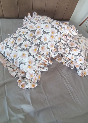 Bej Gri Çiçek Desenli Fırfırlı Yastık Kılıfı - Görsel 3