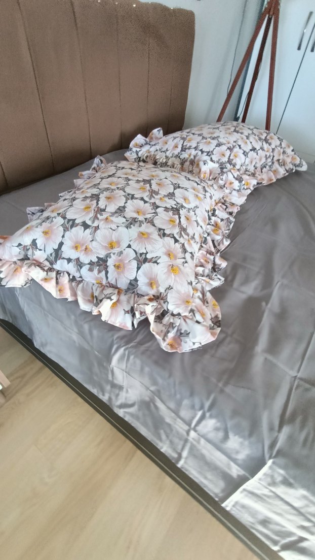 Bej Gri Çiçek Desenli Fırfırlı Yastık Kılıfı - Görsel 5